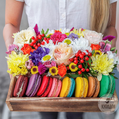 Box with flowers and macaroons